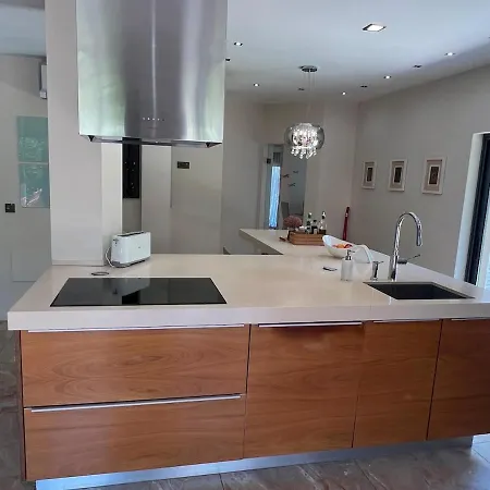 Villa Spacious Matilda In Vilamoura, Big Pool, Golf View And Access Quarteira
